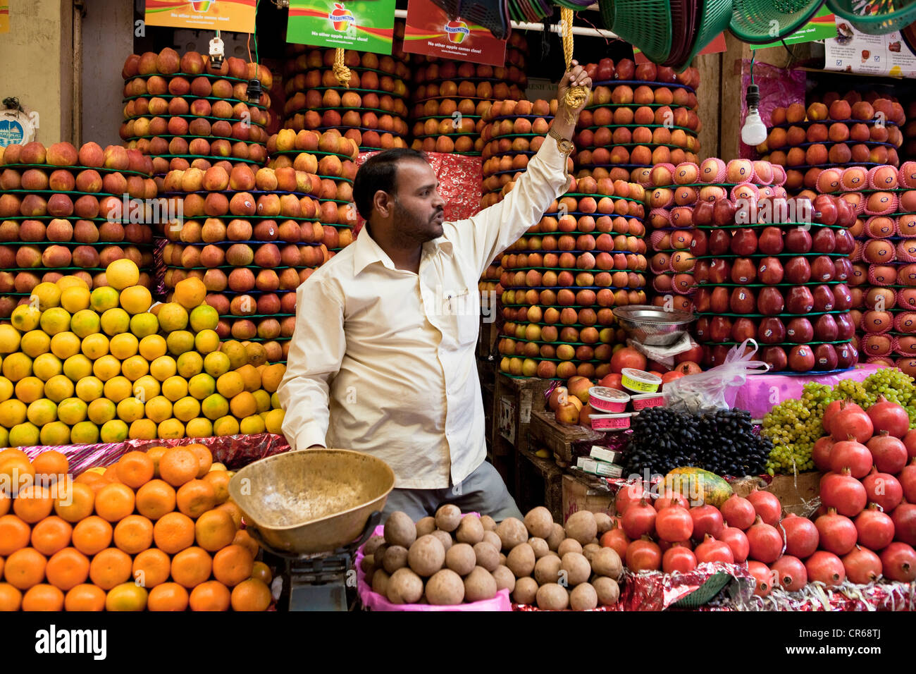 Indien, Bundesstaat Karnataka, Mysore, Devaraja Markt, Obst-Verkäufer Stockfoto