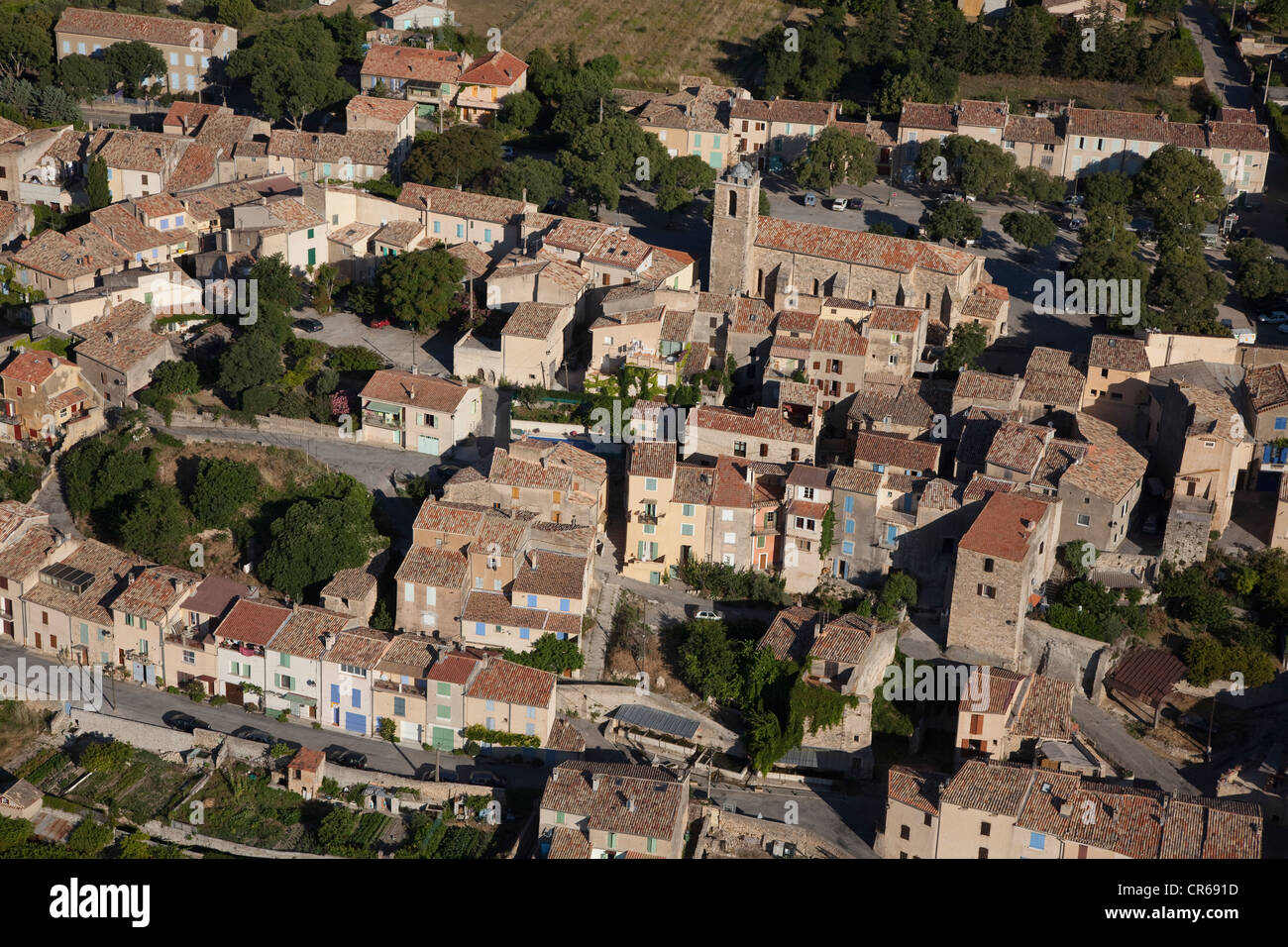 Frankreich, Alpes de Haute Provence, Plateau de Valensole, Dorf Puimoisson inmitten der Lavendelfelder (Luftbild) Stockfoto