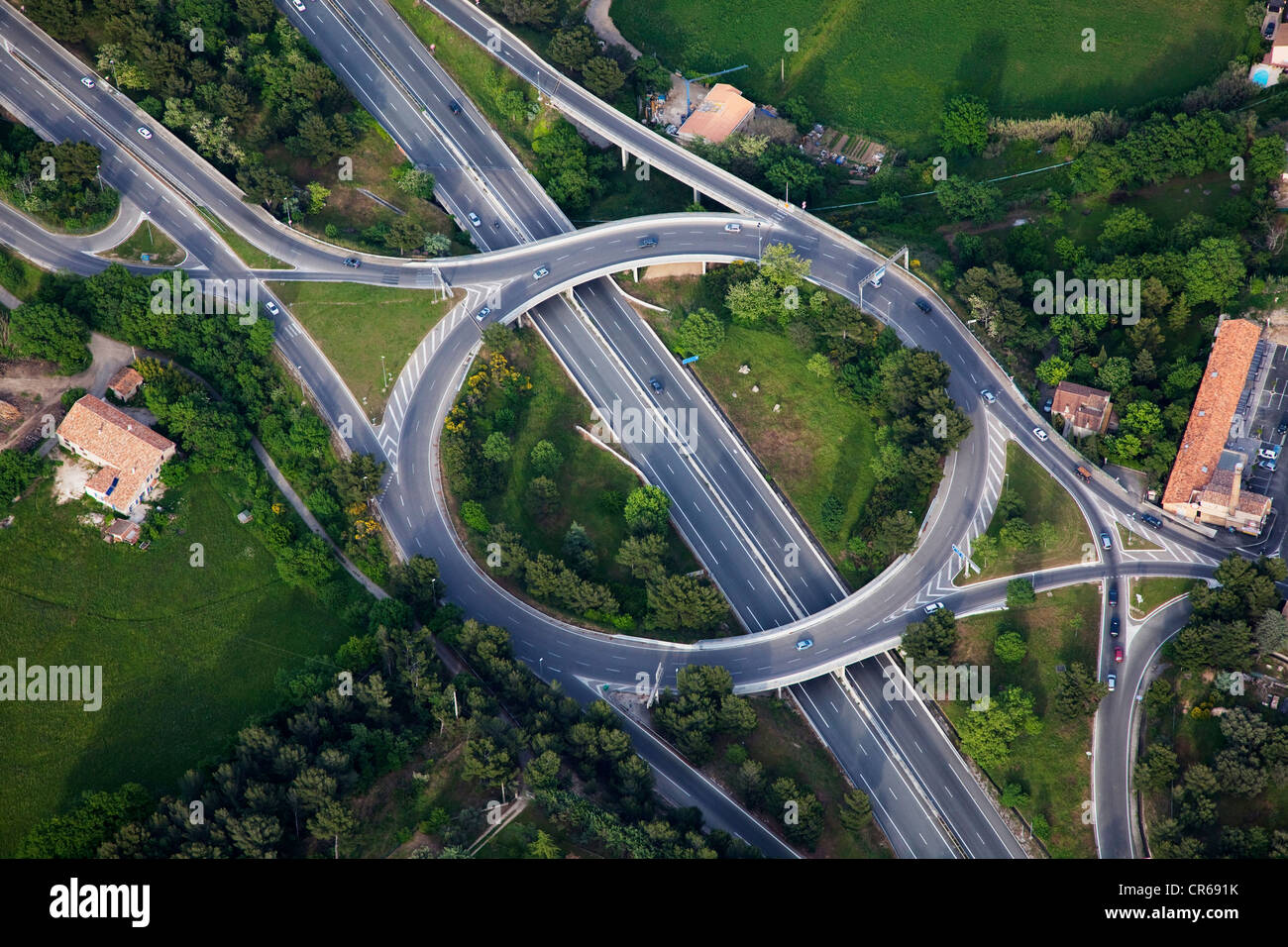Kreisverkehr, Kleeblatt Kreuzung in runder Form, Autobahn A501 (Luftbild), Aubagne, Bouches-du-Rhône, Frankreich Stockfoto