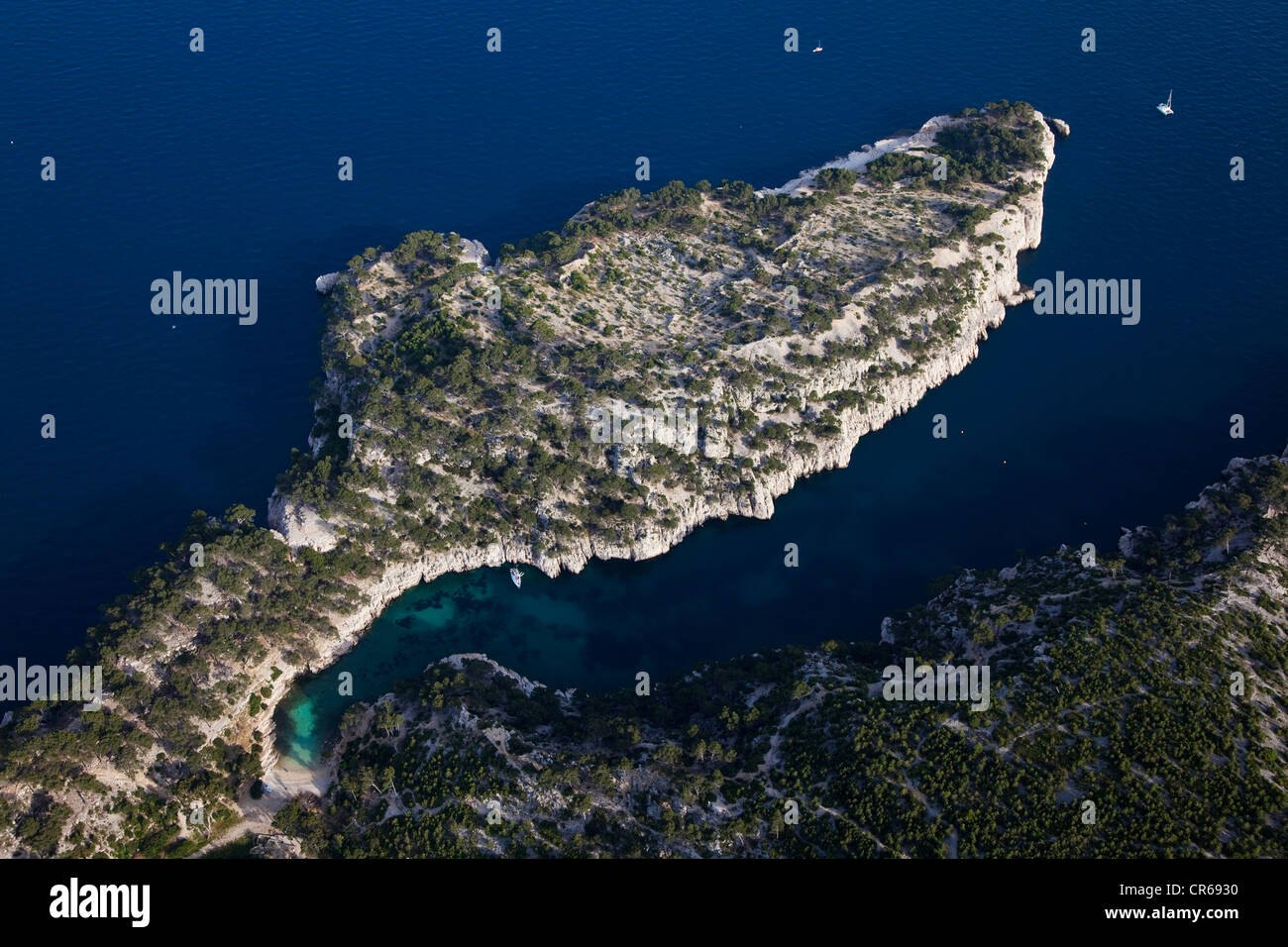 Bouches-du-Rhône, Frankreich, Cassis, Massif des Calanques, Calanque de Port-Pin (Luftbild) (Calanques Nationalpark seit Stockfoto
