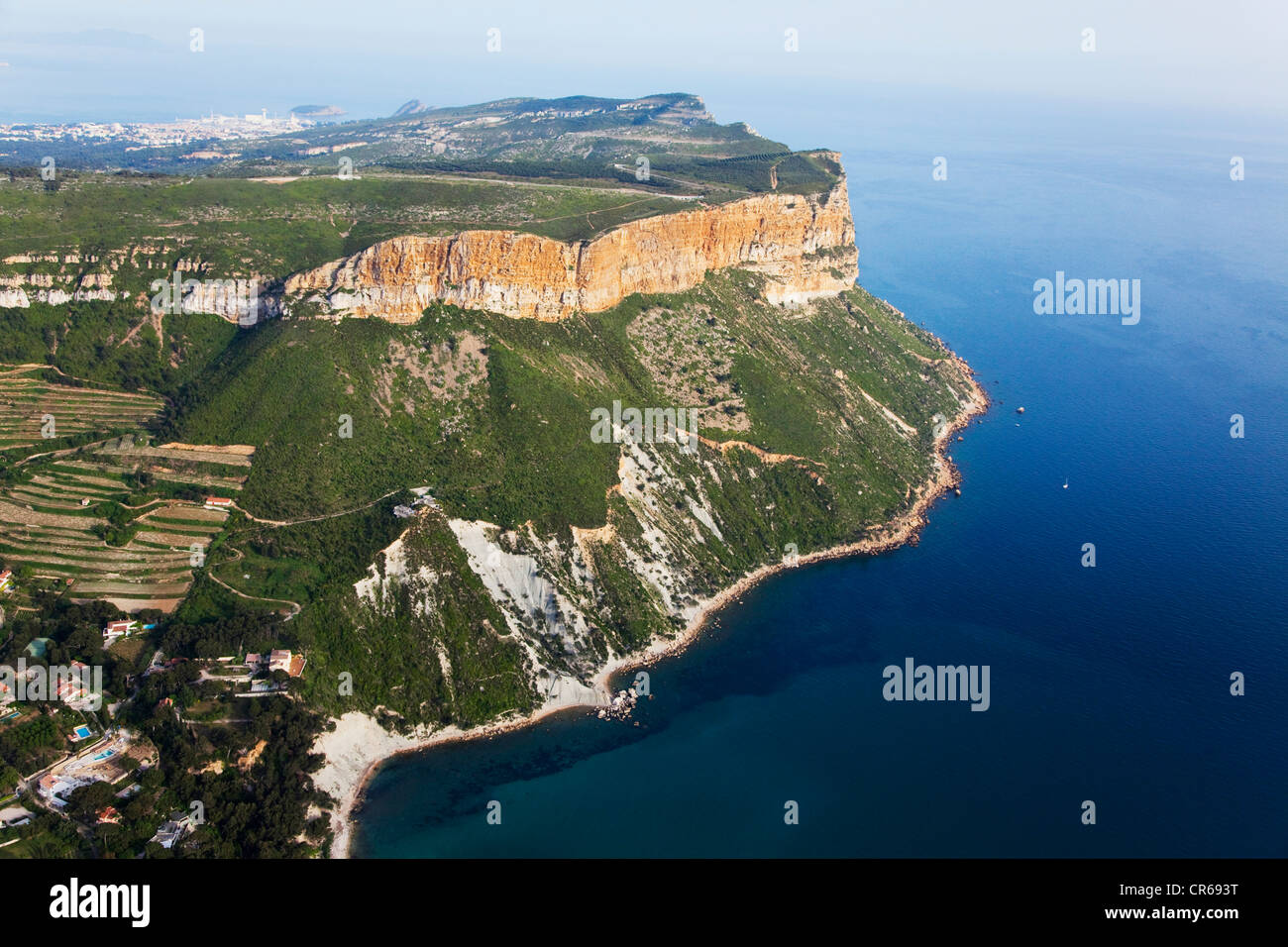 Frankreich, Bouches du Rhone, Cassis, Cap Canaille, der höchsten Küstenstadt Klippe Europas (400 m) über dem Cassis (Luftbild) Stockfoto