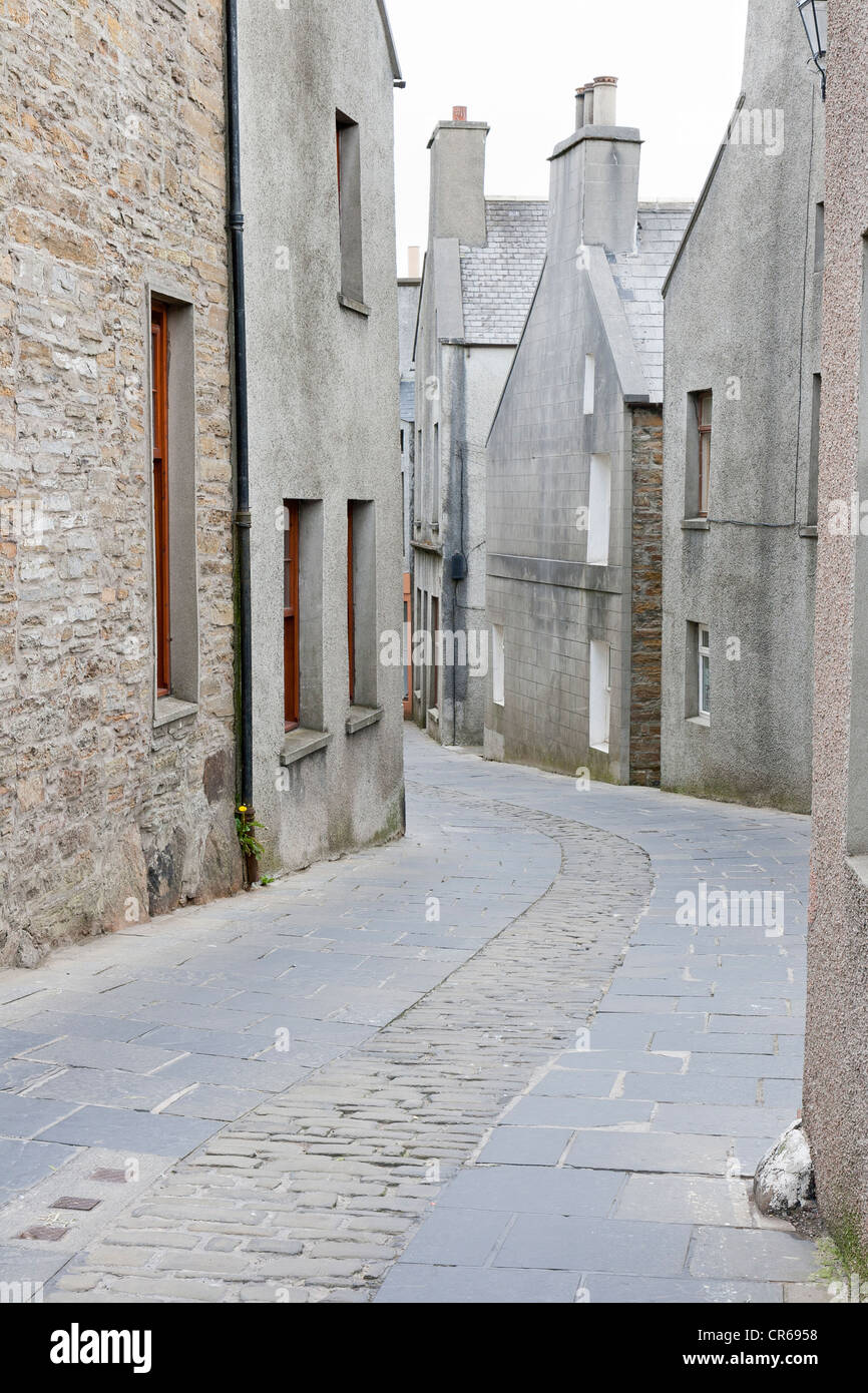 Eine städtische Straße in Stromness auf den Orkney-Inseln Stockfoto