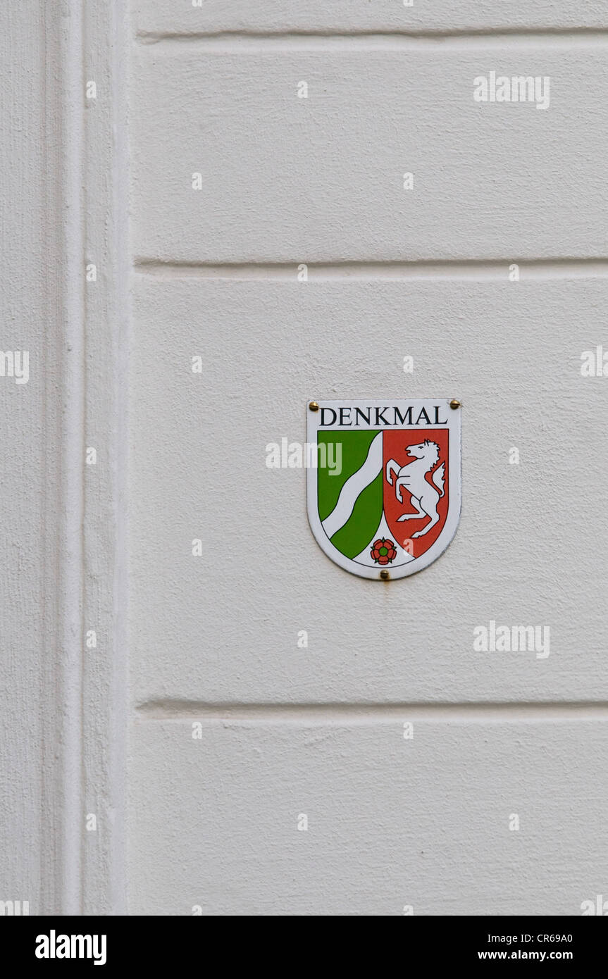 Gedenktafel an einem denkmalgeschützten Gebäude in Nordrhein-Westfalen auf einer weißen Hauswand Stockfoto