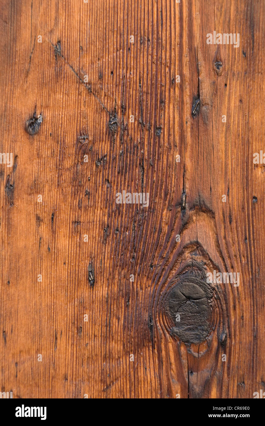 Holzmaserung mit einem Knoten-Loch, zerkratzt, Holzbrett, Details, Hintergrund Stockfoto