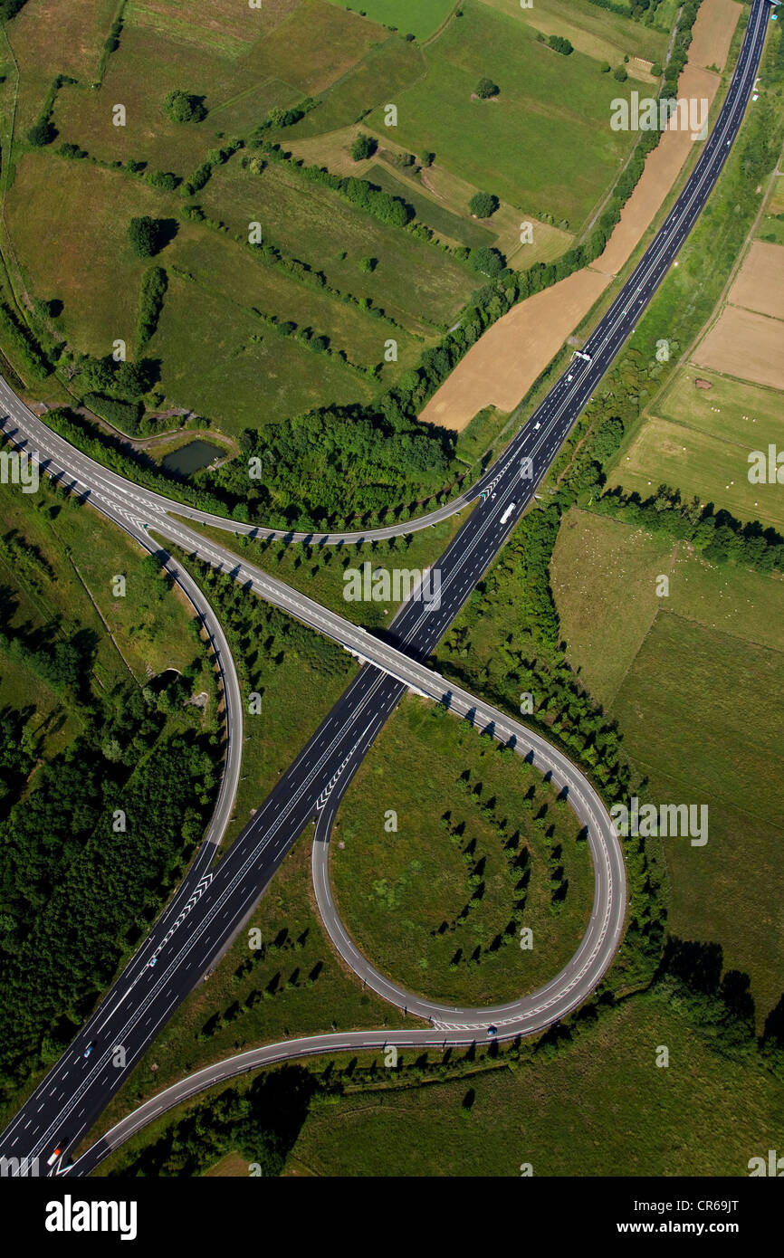 Frankreich, Haute Garonne, Kleeblatt Schnittpunkt der Autobahn A64 in der Nähe von Saint-Gaudens (Luftbild) Stockfoto