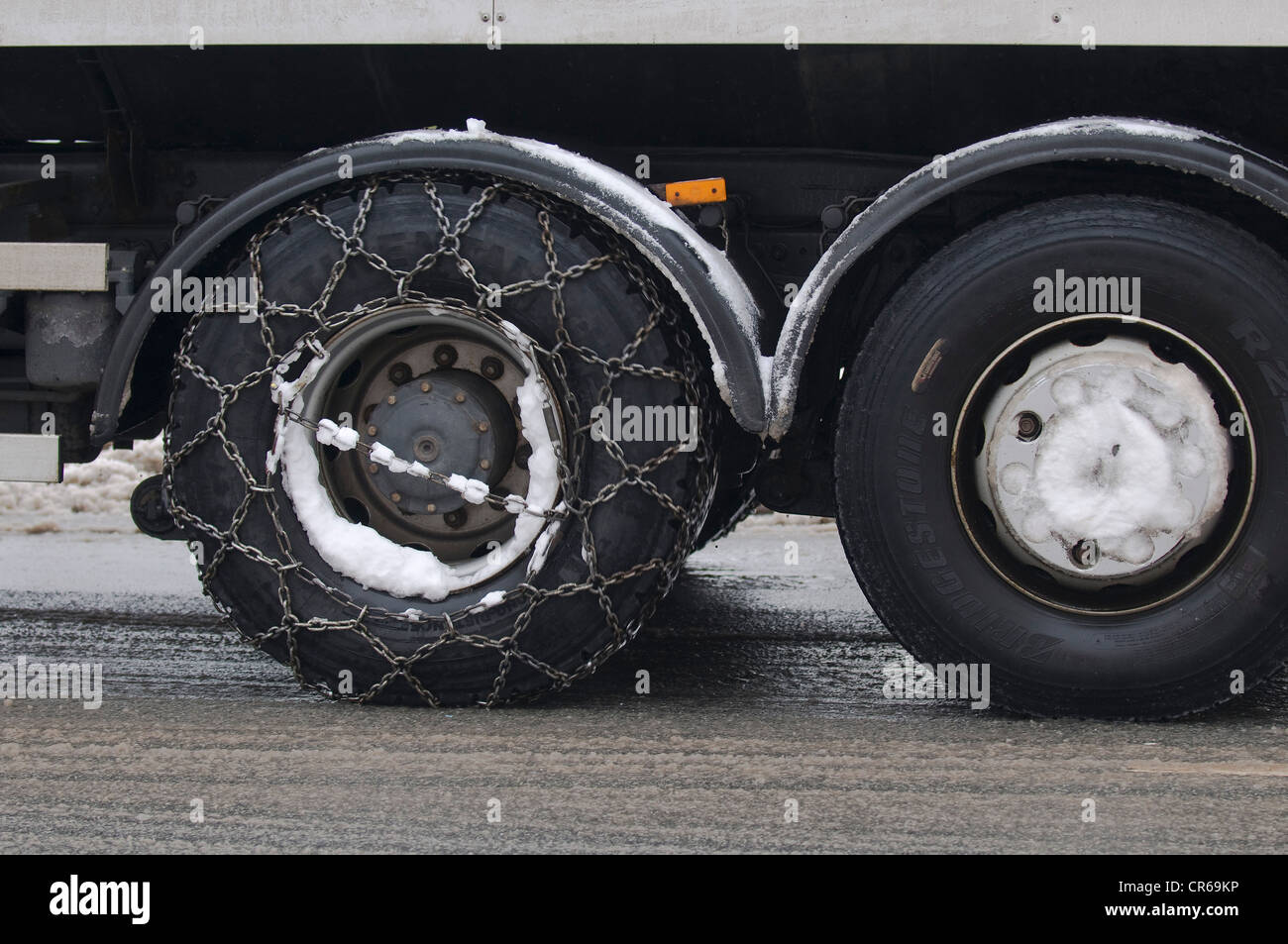 Winter, LKW mit Schneeketten auf der Antriebsachse Stockfoto