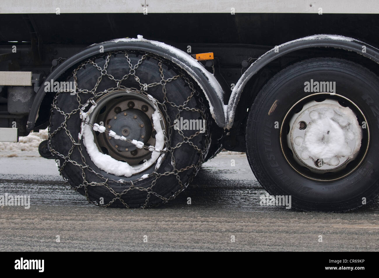 Snow chains truck -Fotos und -Bildmaterial in hoher Auflösung – Alamy