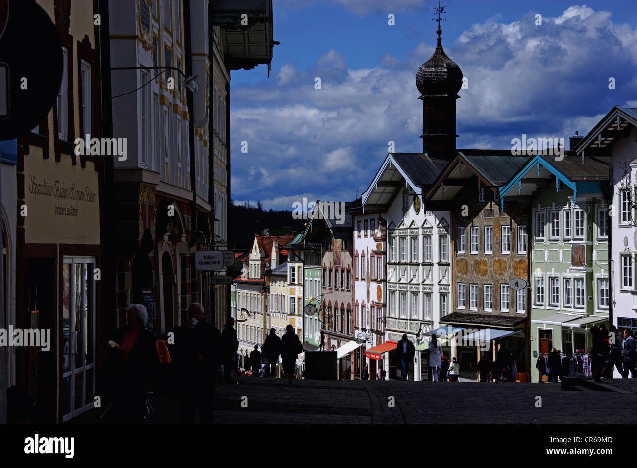 Deutschland, Bayern, Blick auf die Gasse mit Gebäuden in Bad Tölz Stockfoto
