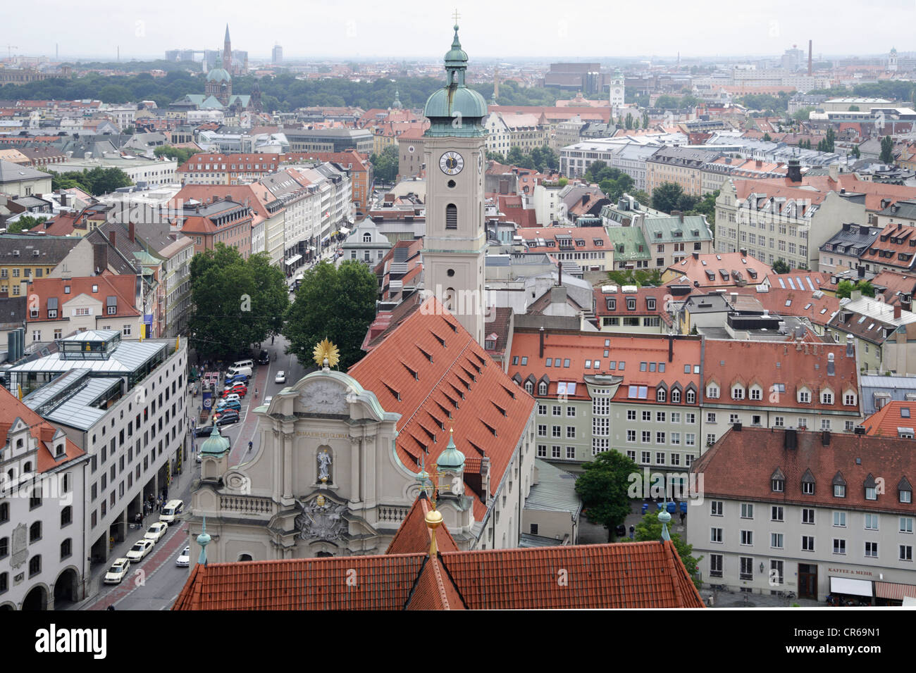 Deutschland, Bayern, München, Heiligen-Geist-Kirche-Blick vom Turm von St. Peter Church Stockfoto