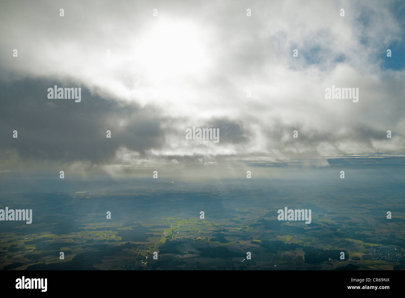 Deutschland, Bayern, Blick vom Flugzeug nähert München Flughafen Stockfoto