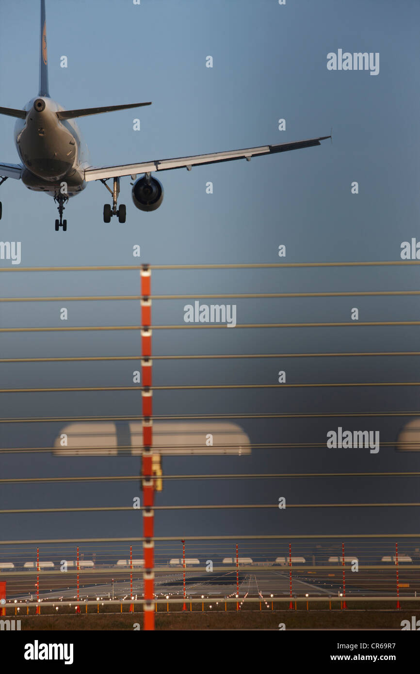 Deutschland, Frankfurt, Flugzeug Landung am Flughafen Stockfoto