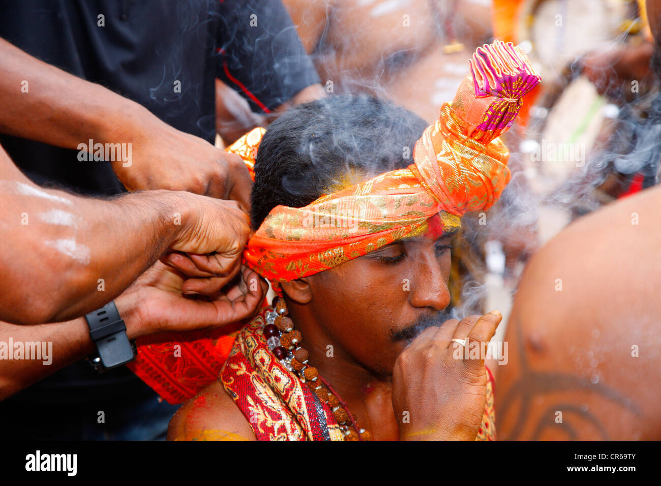 Pilger mit spirituellen Piercings Rauchen bewusstseinserweiternde Substanzen, hinduistische Festival Thaipusam, Batu Caves Kalkstein Höhlen und Stockfoto