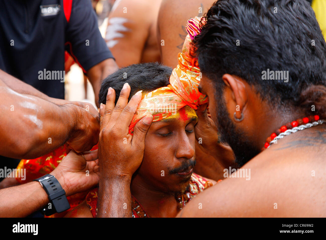 Pilger mit spirituellen Piercings Rauchen bewusstseinserweiternde Substanzen, hinduistische Festival Thaipusam, Batu Caves Kalkstein Höhlen und Stockfoto