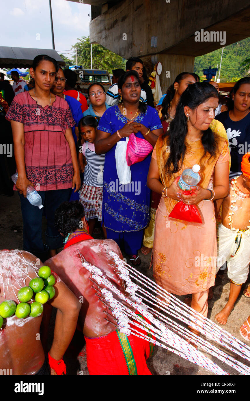 Pilger mit spirituellen Piercings ab seinem Spaziergang, hinduistische Festival Thaipusam, Batu Caves Tropfsteinhöhlen und Tempel Stockfoto