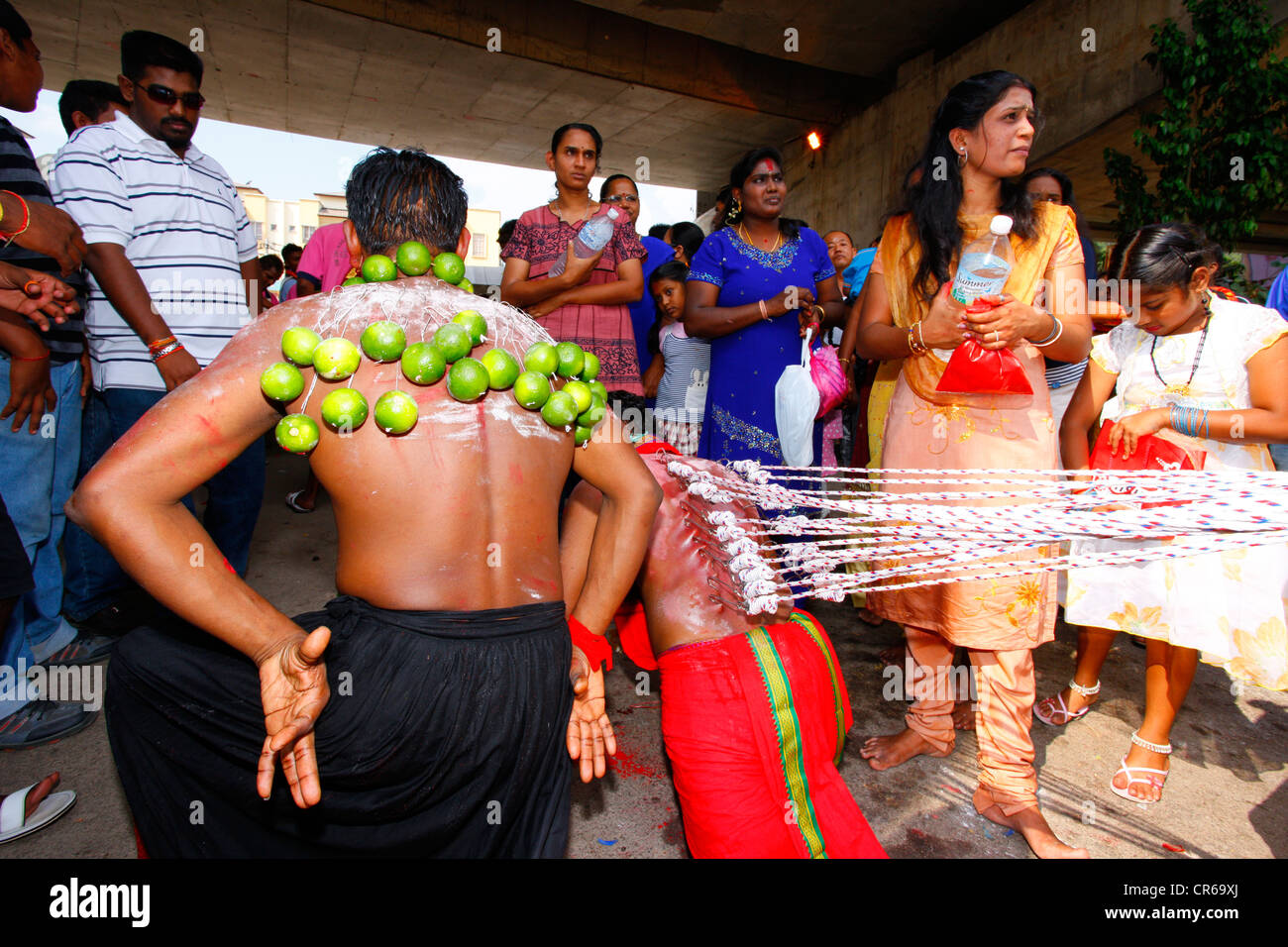 Pilger mit spirituellen Piercings ab seinem Spaziergang, hinduistische Festival Thaipusam, Batu Caves Tropfsteinhöhlen und Tempel Stockfoto
