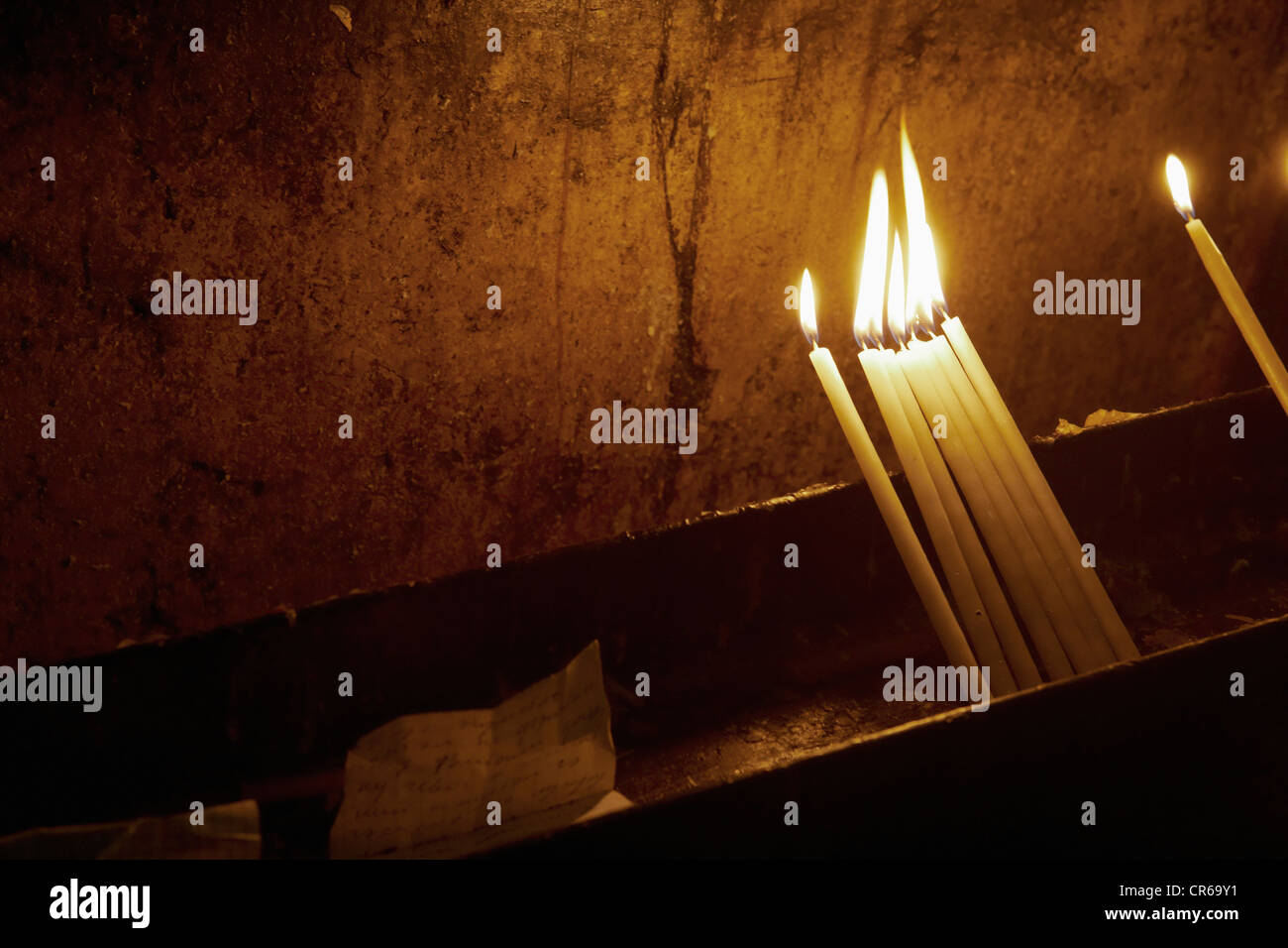Israel, Jerusalem, Ansicht von brennenden Kerzen in der Kirche Stockfoto