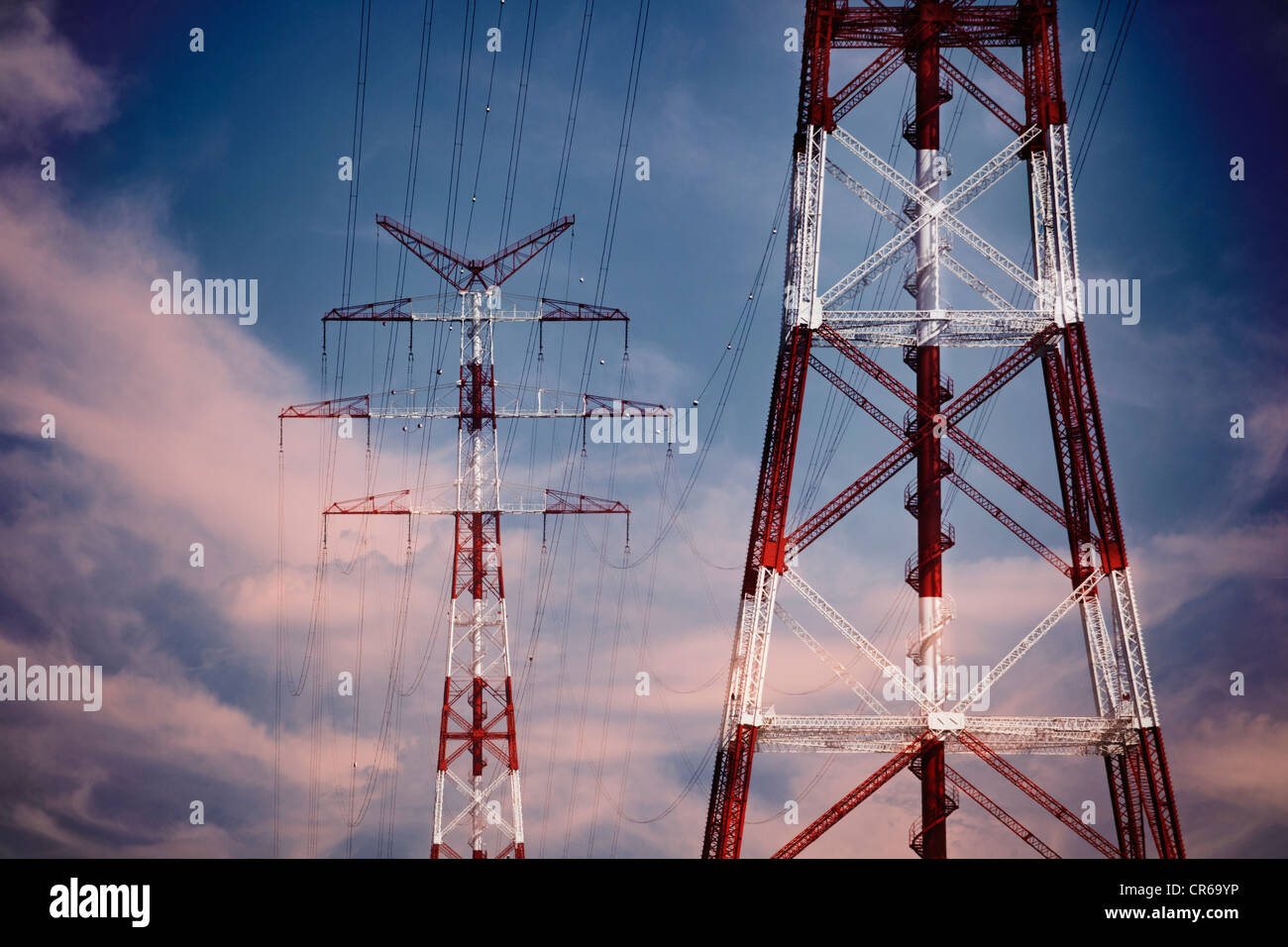 Deutschland, Hamburg, Strommasten und Linien in der Abenddämmerung Stockfoto