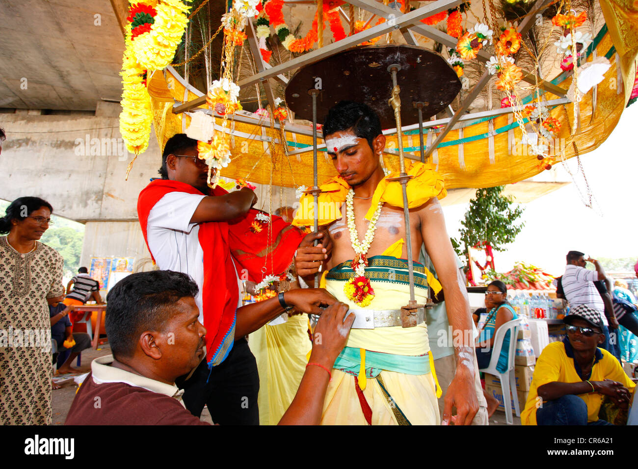 Pilger ist bereit für seinen Spaziergang mit spirituellen Piercings, hinduistische Festival Thaipusam, Batu Caves-Kalkstein-Höhlen und Tempel Stockfoto