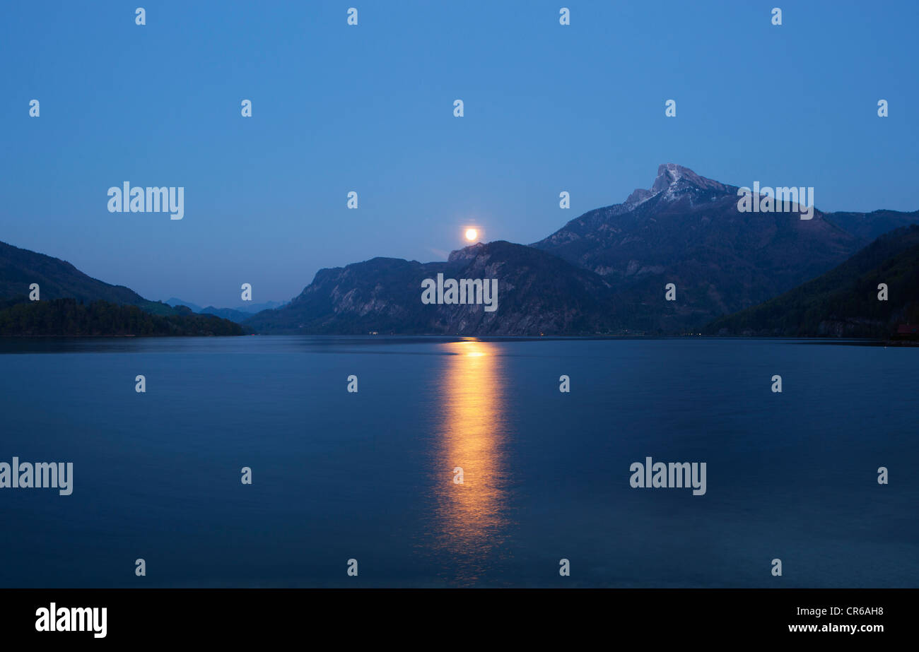 Österreich-Salzkammergut, Blick auf den Berg bei Vollmond Stockfoto