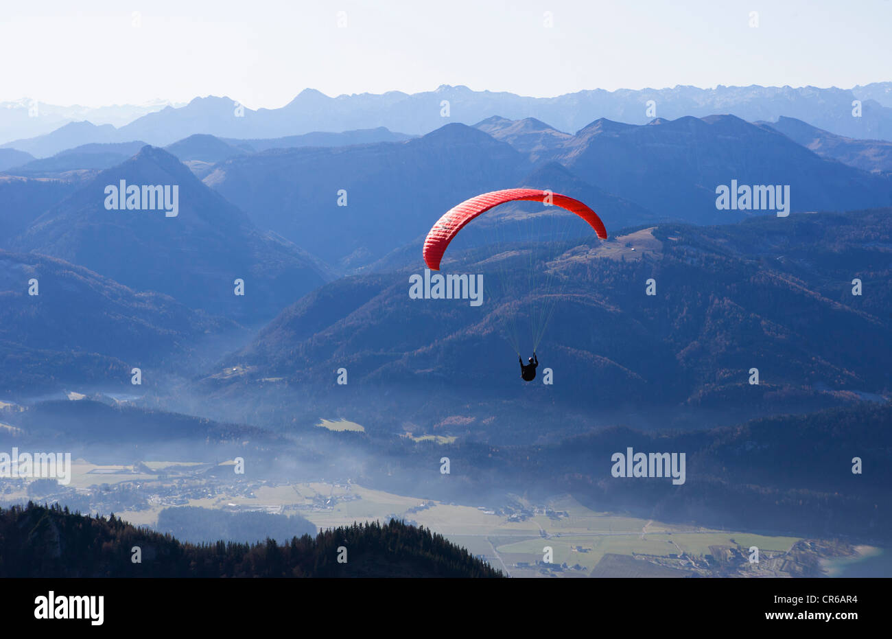 Österreich, Person Paragliding über Schafberg Berg Stockfoto