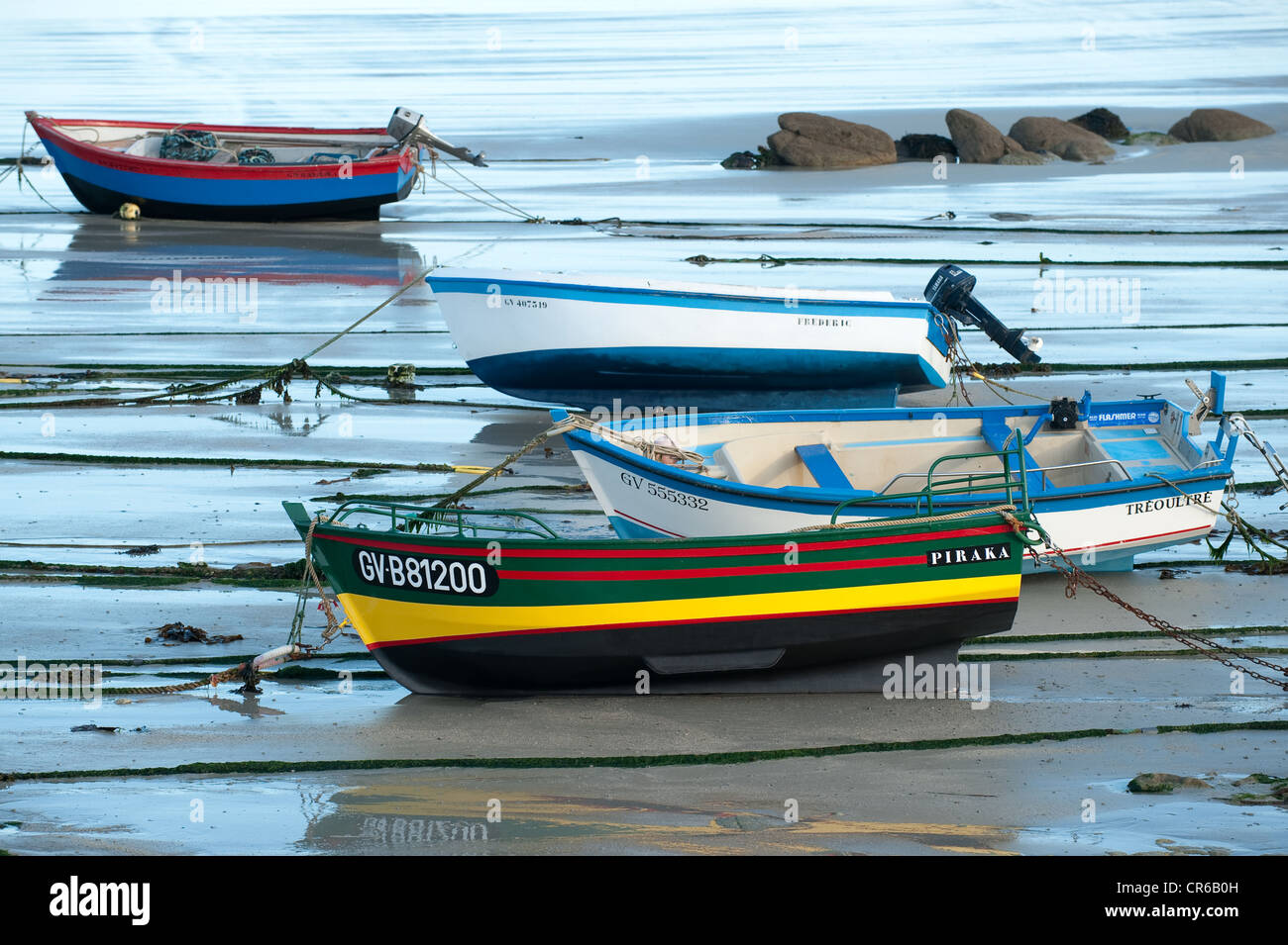 Frankreich, Finistere, Saint Guenole, kleine Boote am Strand von la Torche Stockfoto