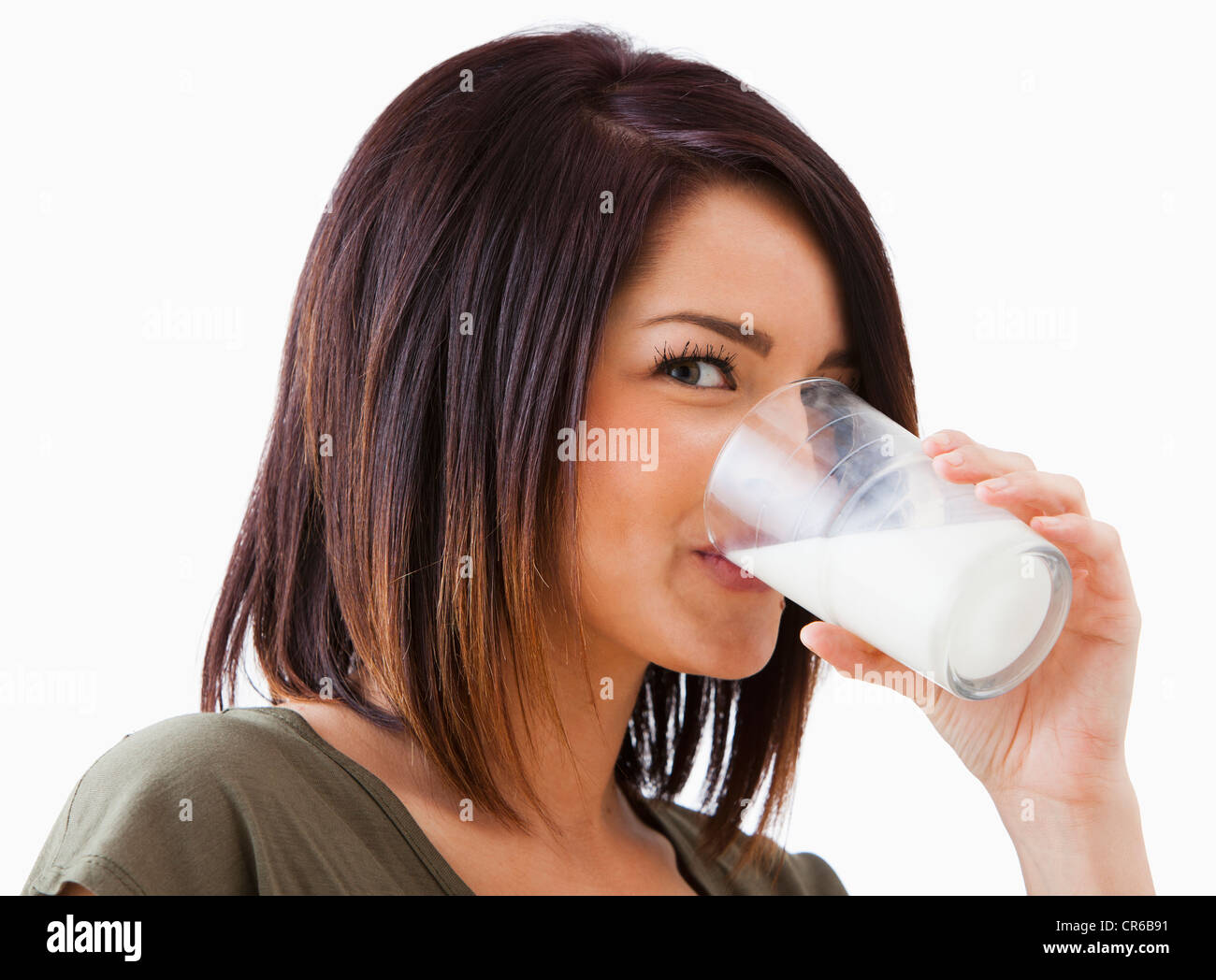 Junge Frau trinkt Milch Stockfoto