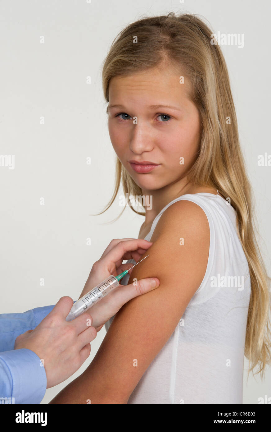 Ärztin, die Injektion zu Teenager-Mädchen geben Stockfoto