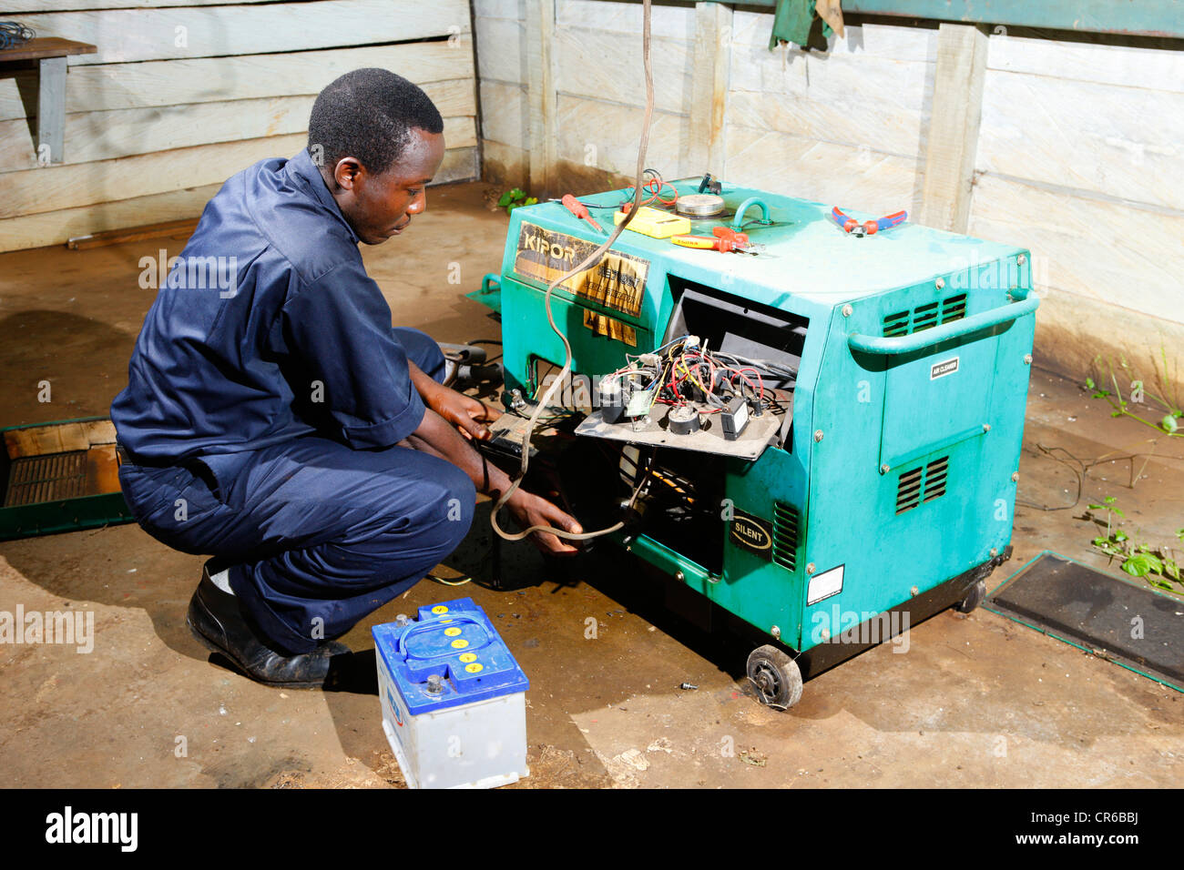 Mechaniker Reparieren Ein Notstromaggregat Krankenhaus Manyemen Kamerun Afrika Stockfotografie Alamy