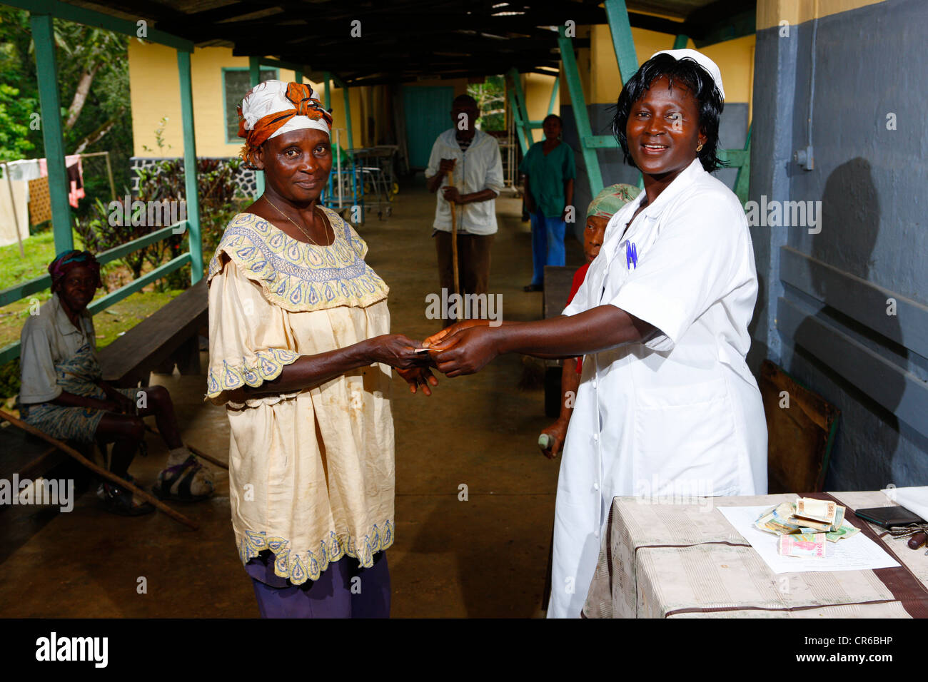 Patient erhält Medikamente bei der Tuberkulose und Lepra Station, Manyemen, Kamerun, Afrika Stockfoto