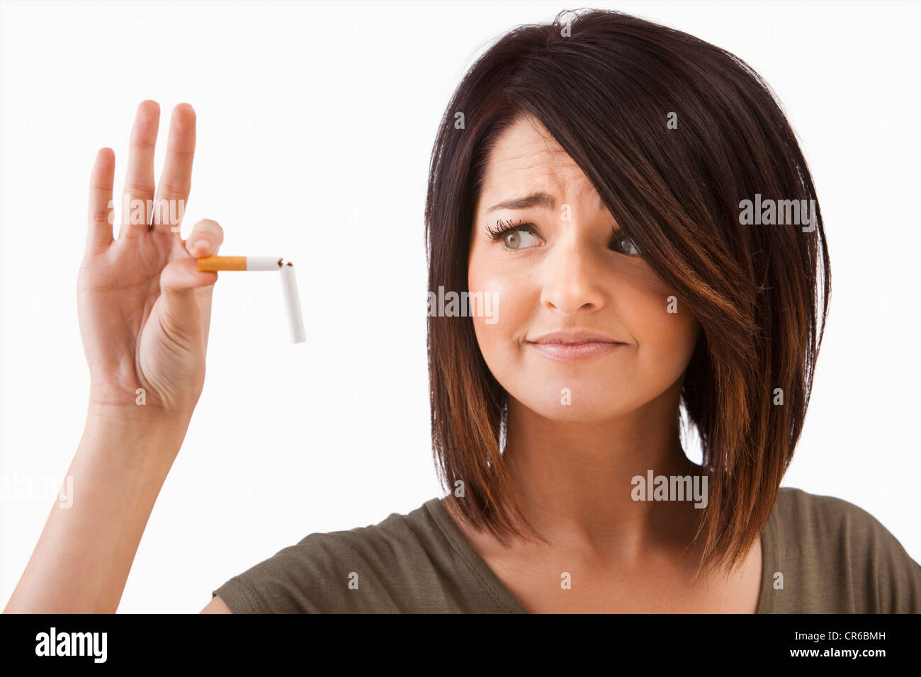 Junge Frau brechen Zigarette Stockfoto