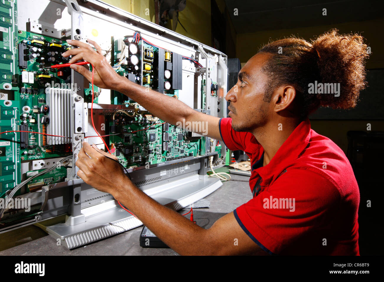 Junger Mann ausgebildet als Elektrotechniker, Sukabumi, Bandung, Java, Indonesien, Südostasien Stockfoto