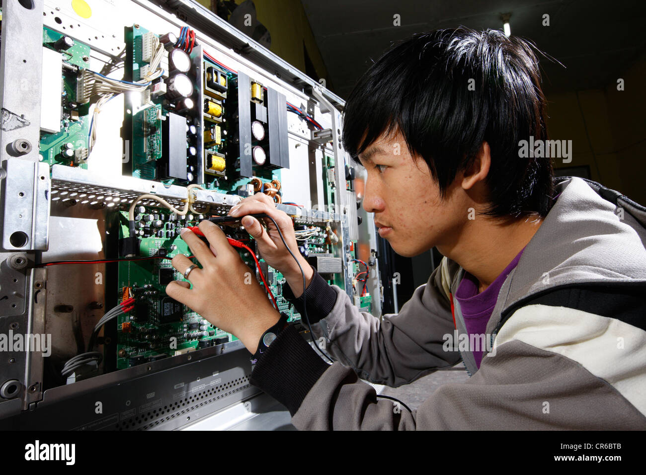 Teenager als Elektrotechniker, Sukabumi, Bandung, Java, Indonesien, Südostasien Stockfoto