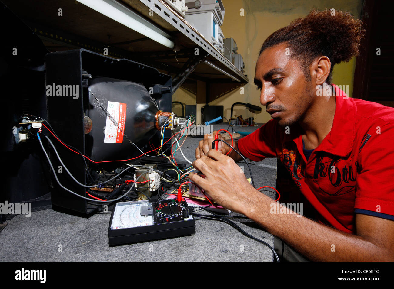 Junger Mann ausgebildet als Elektrotechniker, Sukabumi, Bandung, Java, Indonesien, Südostasien Stockfoto