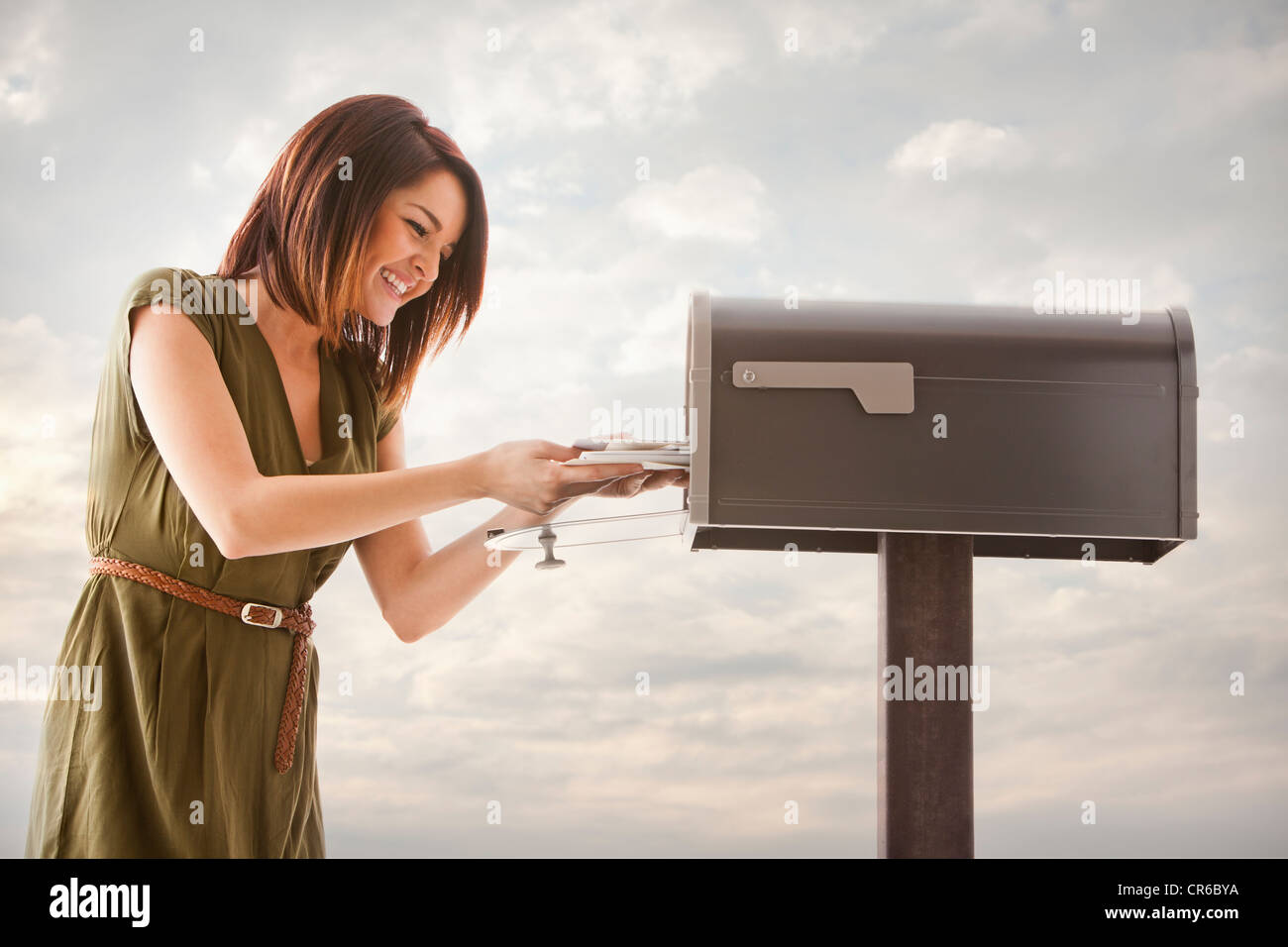 Junge Frau im Postfach Stockfoto