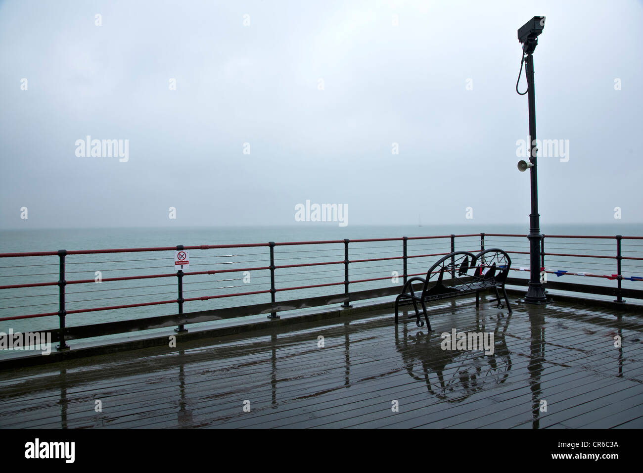 Sehr nassem Wetter am Ende des Piers in Southend-on-Sea, Großbritannien Stockfoto