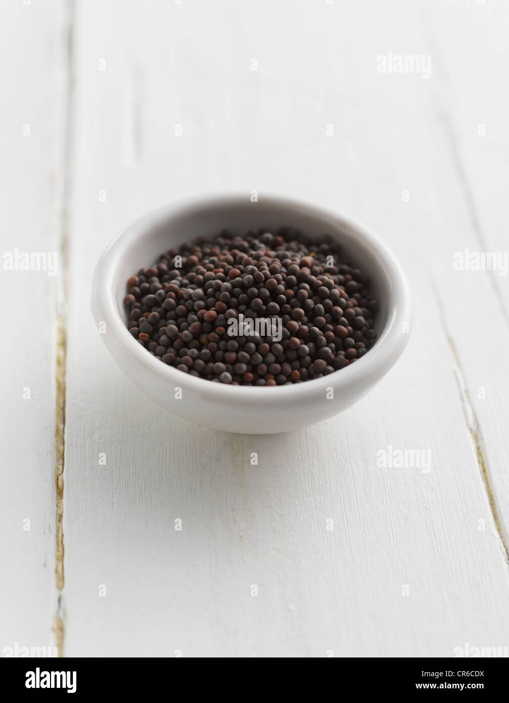 Schwarze Senfsamen in Schüssel Stockfoto