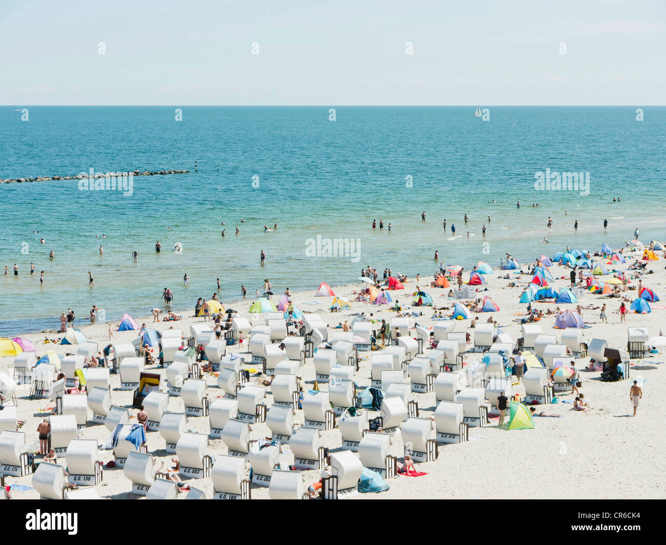 Deutschland, Rügen, Binz, Menschen in Strand stand auf der Insel Rügen Stockfoto