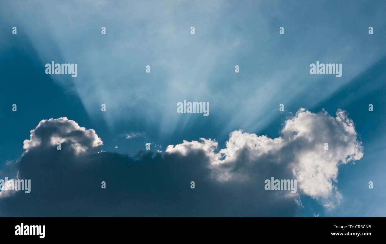 Deutschland, Sunbeam durch Wolkengebilde Stockfoto