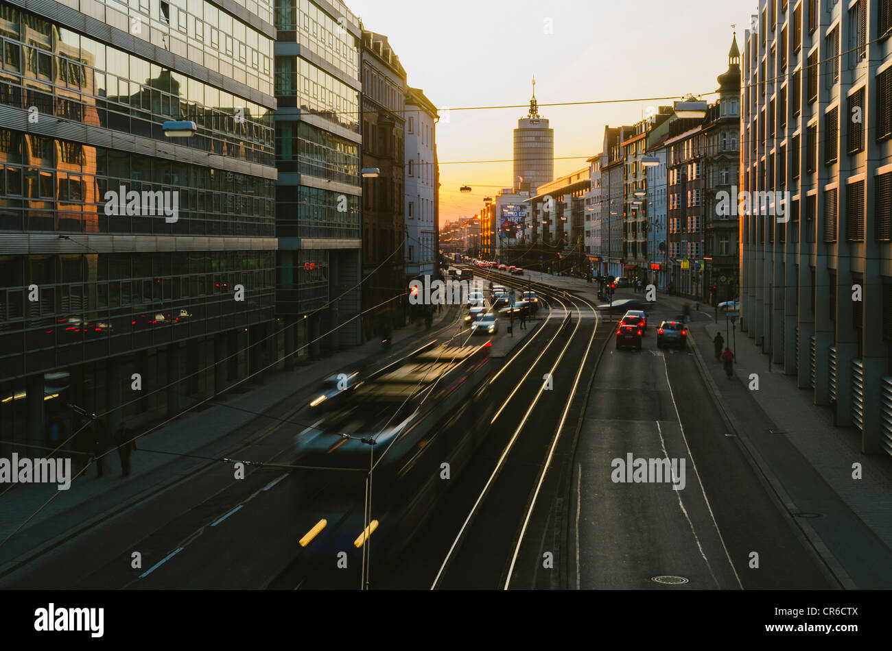 Deutschland, Bayern, München, Verkehr an der Landsberger Straße während der Dämmerung Stockfoto