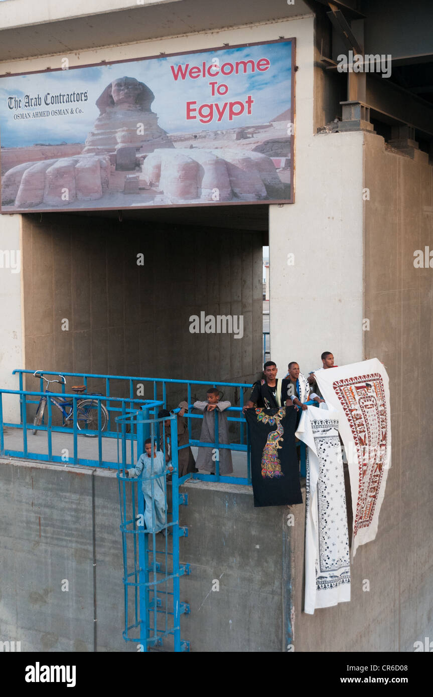 Verzweifelte Anbietern im Schlauchboot Boote Liegeplatz Kreuzfahrtschiffe auf dem Nil Ägypten politische Instabilität hat Tourismusindustrie verkrüppelt Stockfoto