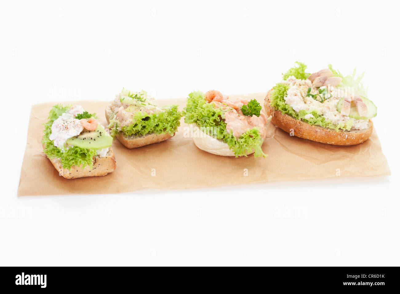 Garnelen und Forellen Filet Tartar Sandwiches auf Papier Stockfoto
