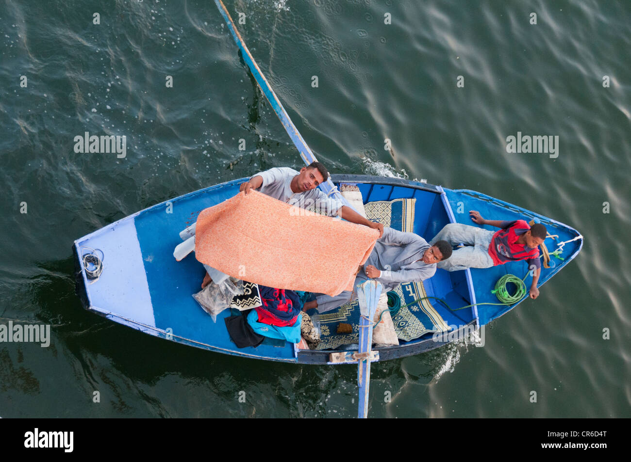 Verzweifelte Anbietern im Schlauchboot Boote Liegeplatz Kreuzfahrtschiffe auf dem Nil Ägypten politische Instabilität hat Tourismusindustrie verkrüppelt Stockfoto