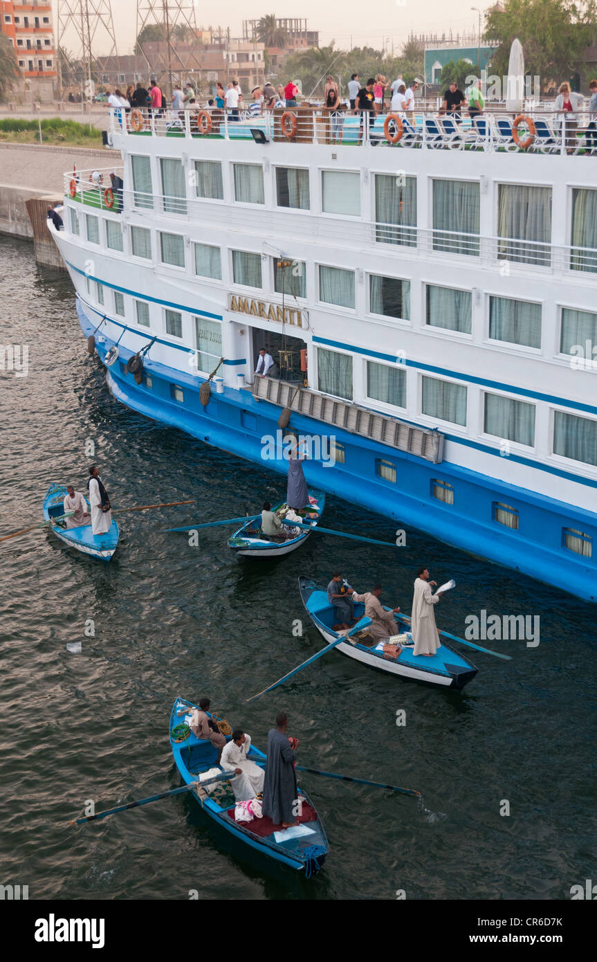Verzweifelte Anbietern im Schlauchboot Boote Liegeplatz Kreuzfahrtschiffe auf dem Nil Ägypten politische Instabilität hat Tourismusindustrie verkrüppelt Stockfoto