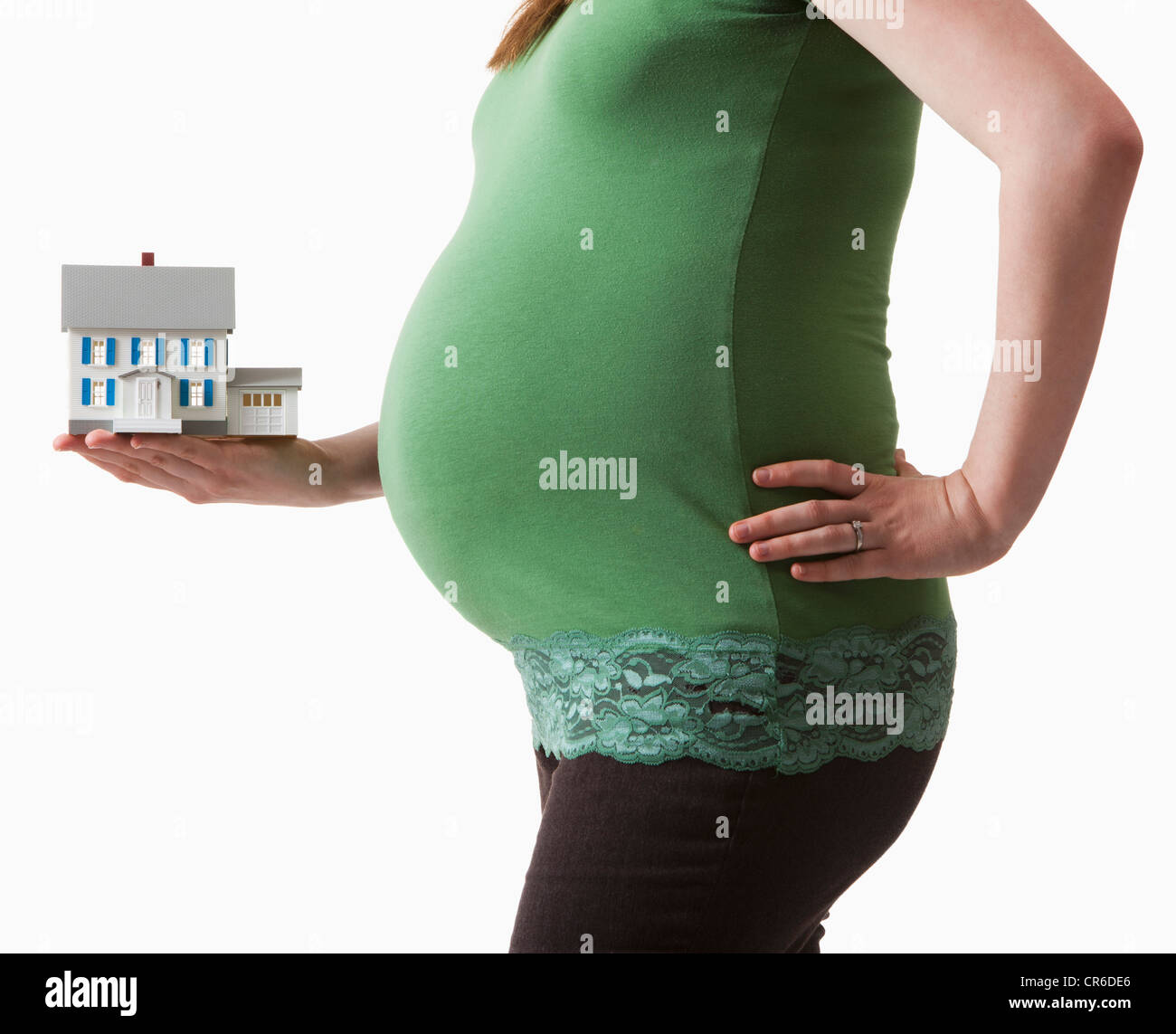 Schwangere Frau Holding Architekturmodell Stockfoto