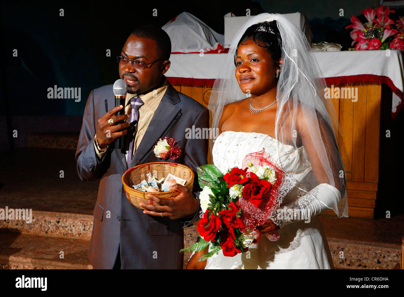 Brautpaar mit Geschenken, Geld, Hochzeit, Bamenda, Kamerun, Afrika Stockfoto