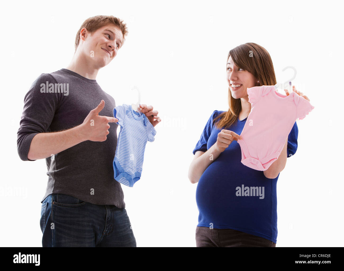 Studioaufnahme jungen Paares halten onesie Stockfoto