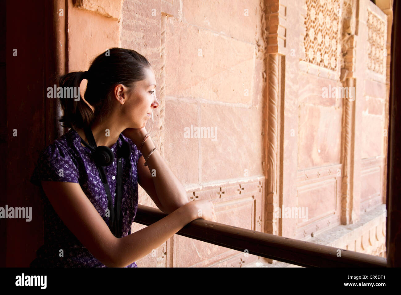 Indien, Jodhpur, junge Frau, die durch Balkon Stockfoto