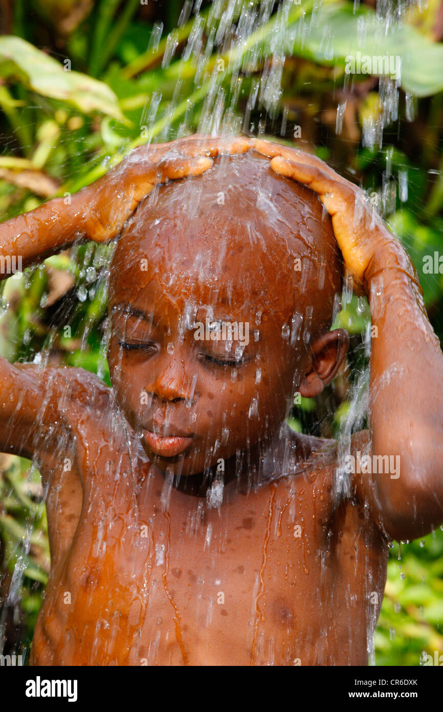 Junge, 6 Jahre, unter eine Dusche, Bamenda, Kamerun, Afrika Stockfoto