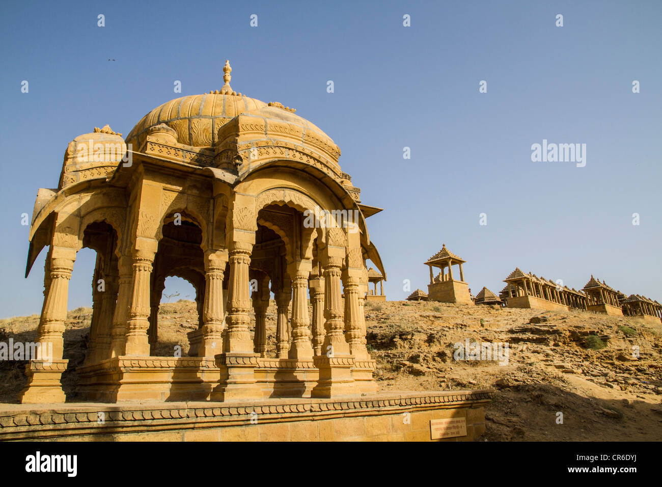 Indien, Rajasthan, Jaisalmer, Blick auf Bada Bagh Kenotaphen Stockfoto