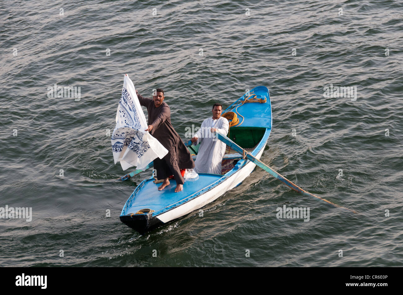 Verzweifelte Anbietern im Schlauchboot Boote Liegeplatz Kreuzfahrtschiffe auf dem Nil Ägypten politische Instabilität hat Tourismusindustrie verkrüppelt Stockfoto